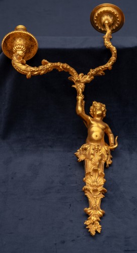 Luminaires Appliques - Paire d'appliques à deux bras de lumière en bronze doré à figure de putto, vers 1745