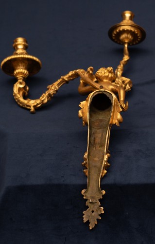 Paire d'appliques à deux bras de lumière en bronze doré à figure de putto, vers 1745 - Gregory Redding