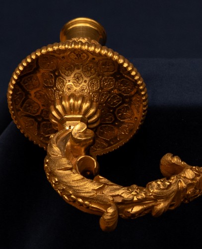 XVIIIe siècle - Paire d'appliques à deux bras de lumière en bronze doré à figure de putto, vers 1745