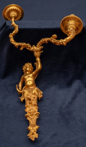 Paire d'appliques à deux bras de lumière en bronze doré à figure de putto, vers 1745 - Louis XV
