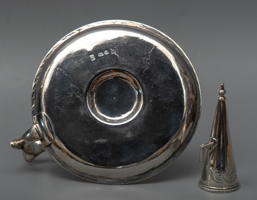 Bougeoir de chambre George III en argent sterling avec éteignoir d'origine - Argenterie et Arts de la table Style Louis XVI