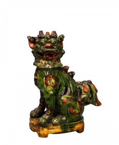 Lion gardien bougeoir en grès émaillé sancai, Chine XVIIIe siècle