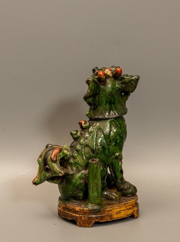 Lion gardien bougeoir en grès émaillé sancai, Chine XVIIIe siècle - Arts d