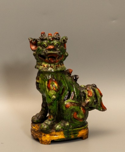 Lion gardien bougeoir en grès émaillé sancai, Chine XVIIIe siècle - Gregory Redding