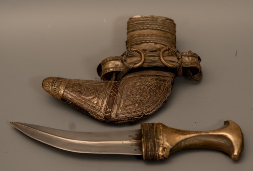 Pair of yemeni janbiya daggers with scabbards - 