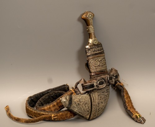 19th century - Pair of yemeni janbiya daggers with scabbards