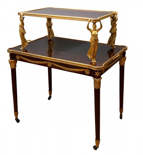 Élégante table à thé à deux plateaux en acajou avec figures en bronze doré vers 1870