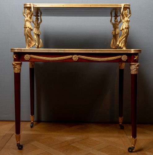 Élégante table à thé à deux plateaux en acajou avec figures en bronze doré vers 1870 - Mobilier Style Napoléon III