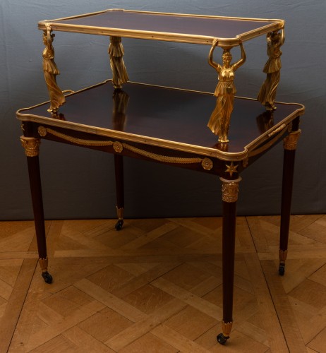 Mobilier Table & Guéridon - Élégante table à thé à deux plateaux en acajou avec figures en bronze doré vers 1870