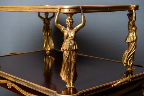 Élégante table à thé à deux plateaux en acajou avec figures en bronze doré vers 1870 - Gregory Redding