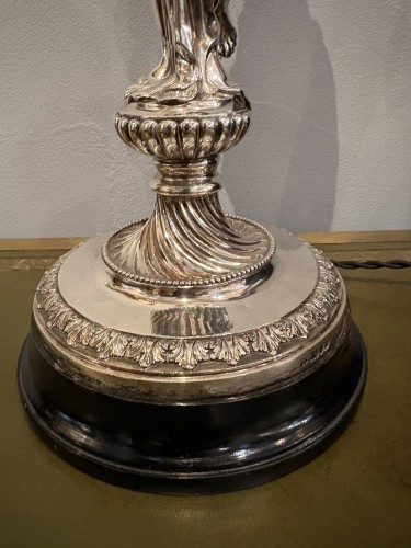 Lampe de table figurative en argent sterling — Putto ailé à la torche - Gregory Redding