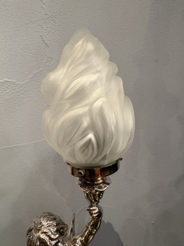 XXe siècle - Lampe de table figurative en argent sterling — Putto ailé à la torche