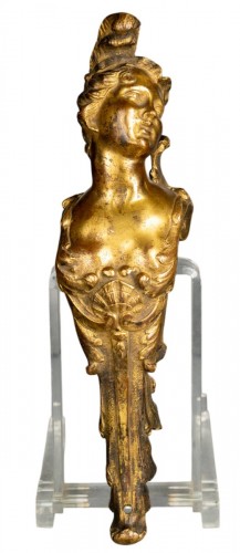Paire d'espagnolettes à aigrettes en bronze doré d'époque Régence, Paris vers 1725