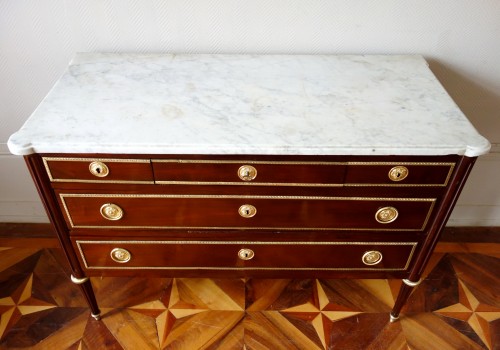 XVIIIe siècle - Commode Louis XVI en acajou estampillée d'Etienne Avril