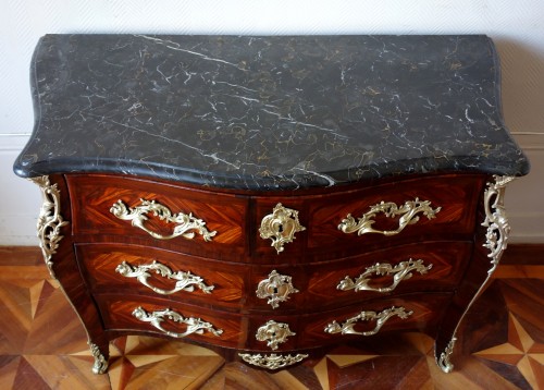 XVIIIe siècle - Commode Louis XV en bois de violette - estampille de JB Hedouin