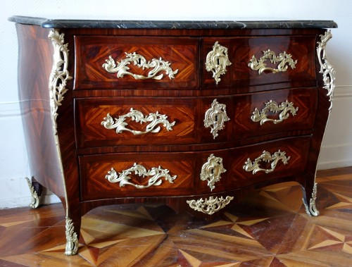 Louis XV - Commode Louis XV en bois de violette - estampille de JB Hedouin