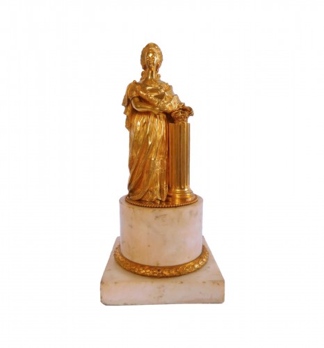Marie-Antoinette en costume de sacre, en bronze doré sur socle en marbre