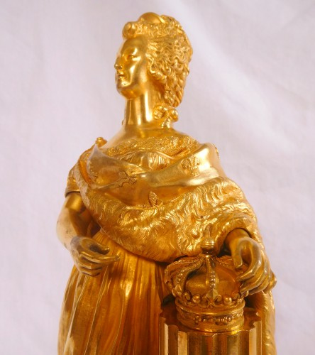 Marie-Antoinette en costume de sacre, en bronze doré sur socle en marbre - Louis XVI