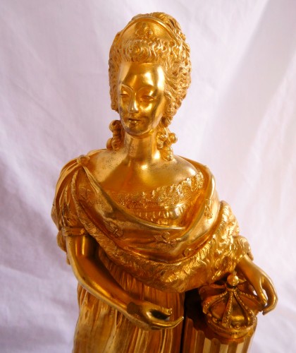 Antiquités - Marie-Antoinette en costume de sacre, en bronze doré sur socle en marbre