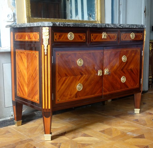 Mobilier Bureau et Secrétaire - Commode à porte Louis XVI en marqueterie, estampille de PF Guignard