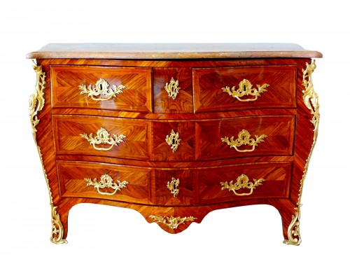 Commode Louis XV en bois de rose estampillé JB Hedouin