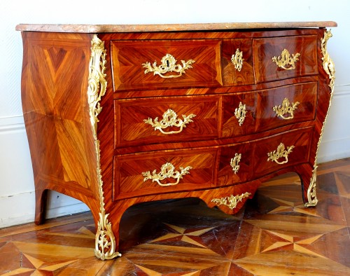 Commode Louis XV en bois de rose estampillé JB Hedouin - Mobilier Style Louis XV