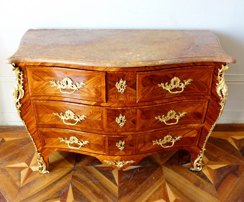 XVIIIe siècle - Commode Louis XV en bois de rose estampillé JB Hedouin