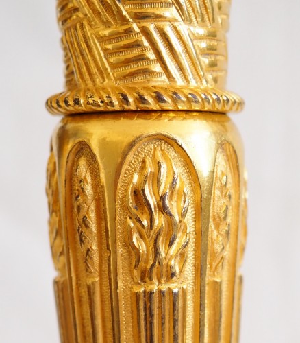 Antiquités - Paire de bougeoirs flambeaux Empire en bronze doré