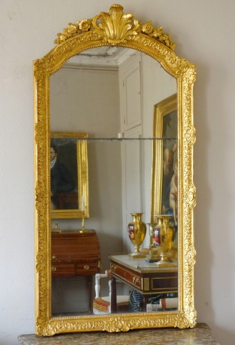 Miroirs, Trumeaux  - Miroir en bois sculpté et doré, époque Louis XIV Régence 