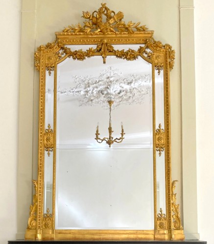 XIXe siècle - Miroir de cheminée en bois doré, glace au mercure à parecloses vers 1850-60