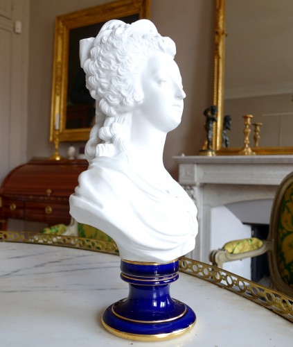 Céramiques, Porcelaines  - Buste de Marie Antoinette en biscuit de Sèvres