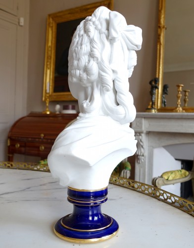 19th century - Sèvres Porcelain biscuit bust of Marie-Antoinette, Queen of France - signed