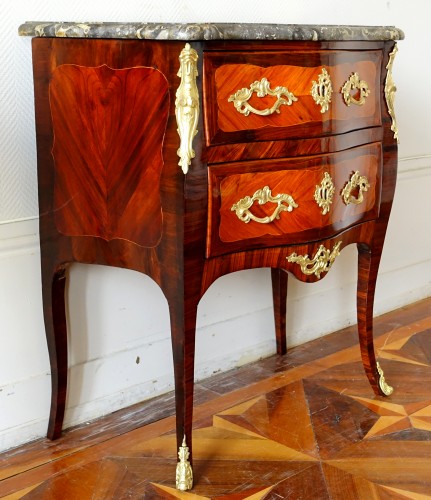 XVIIIe siècle - Petite commode sauteuse d'époque Louis XV - Estampille Jean Lapie