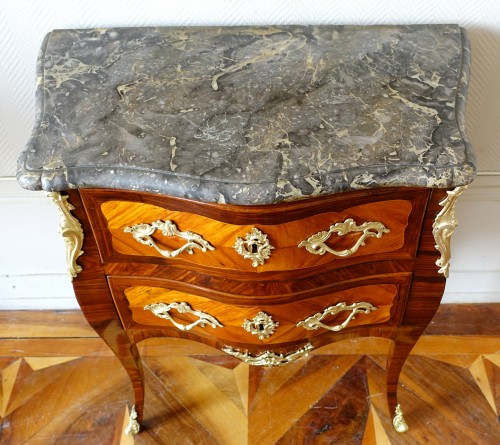 Louis XV - Petite commode sauteuse d'époque Louis XV - Estampille Jean Lapie