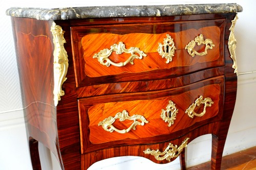 Antiquités - Petite commode sauteuse d'époque Louis XV - Estampille Jean Lapie