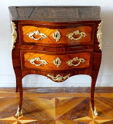 Antiquités - Petite commode sauteuse d'époque Louis XV - Estampille Jean Lapie