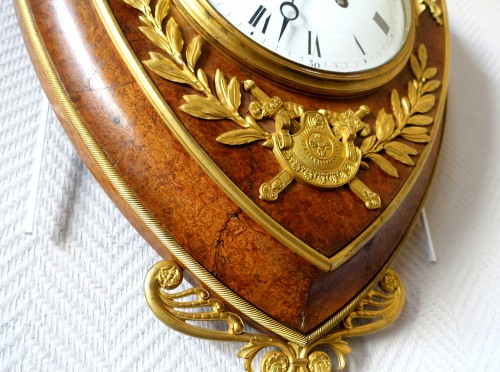 Antiquités - Empire cartel clock in escutcheon