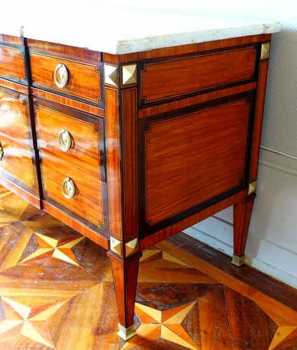 18th century - Large Louis XVI marquetry chest of drawers, late 18th century - 145,5cm