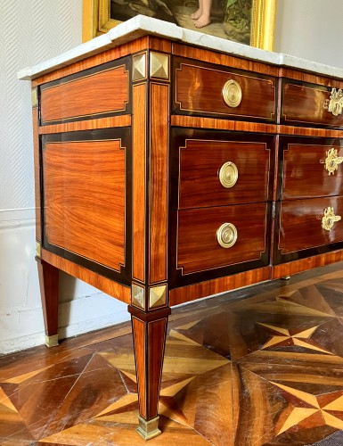Louis XVI - Large Louis XVI marquetry chest of drawers, late 18th century - 145,5cm