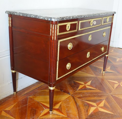 Louis XVI - Commode Louis XVI en acajou