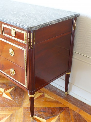 Antiquités - Commode Louis XVI en acajou