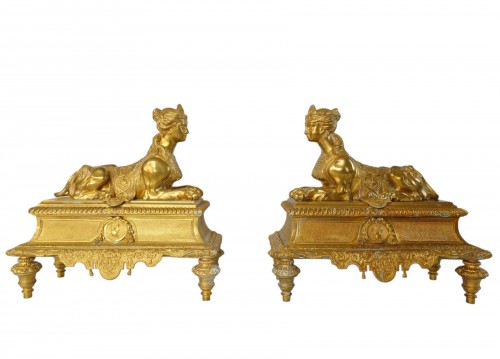 Paire de chenets Napoleon III Aux Sphinges en bronze doré
