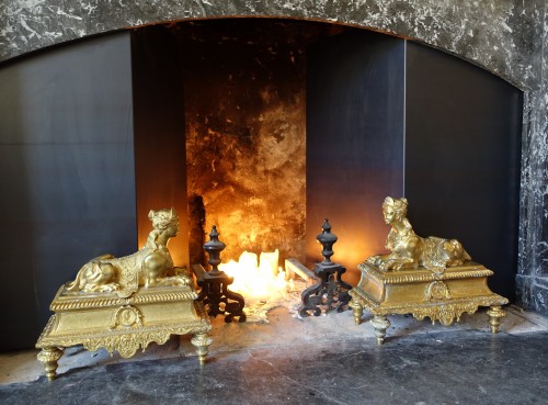 Paire de chenets Napoleon III Aux Sphinges en bronze doré - Matériaux & Architecture Style Napoléon III