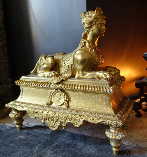 Matériaux & Architecture Cheminées - Paire de chenets Napoleon III Aux Sphinges en bronze doré