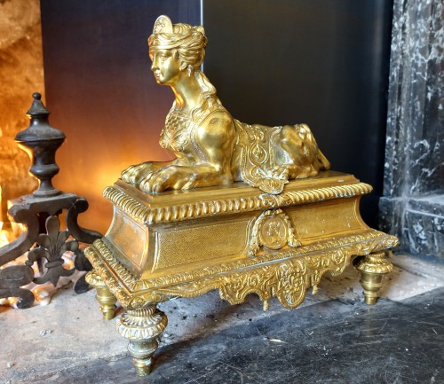 Paire de chenets Napoleon III Aux Sphinges en bronze doré - GSLR Antiques