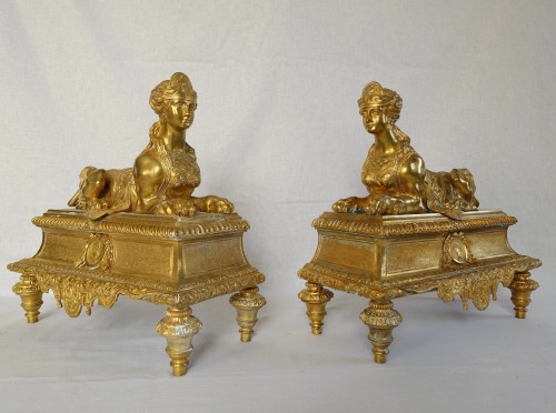 XIXe siècle - Paire de chenets Napoleon III Aux Sphinges en bronze doré
