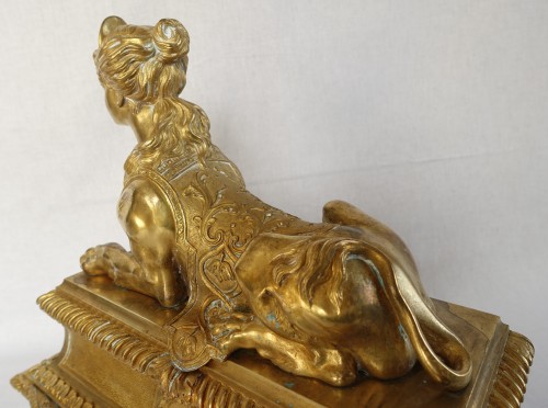 Antiquités - Paire de chenets Napoleon III Aux Sphinges en bronze doré
