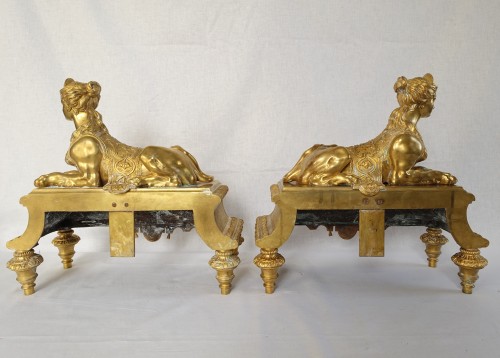 Antiquités - Paire de chenets Napoleon III Aux Sphinges en bronze doré