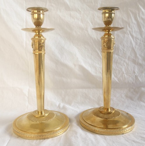 Paire de flambeaux bougeoirs Empire en bronze doré par Claude Galle - Luminaires Style Empire