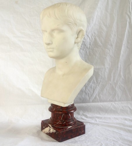 Sculpture Sculpture en Marbre - Buste de l'empereur Auguste jeune en marbre - 19e siècle
